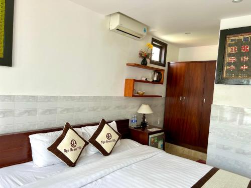 Katil atau katil-katil dalam bilik di Ngo House Villa