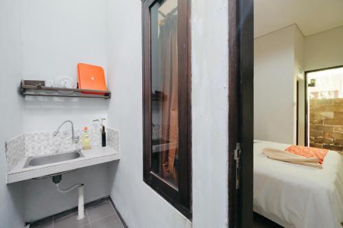 Ванная комната в D'Tamblingan Guest House at Taman Griya Jimbaran RedPartner