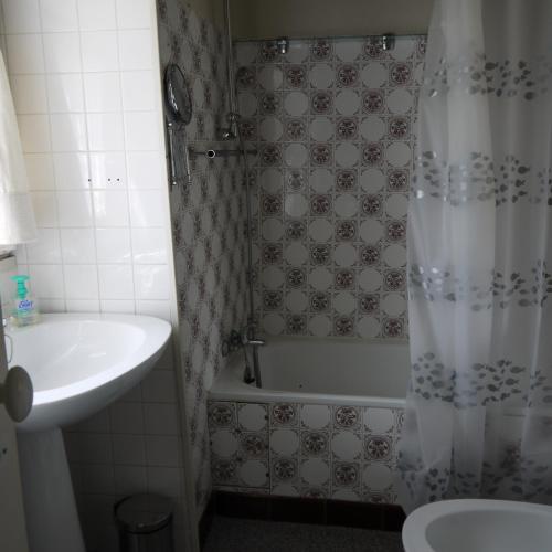 une salle de bain avec une baignoire, un lavabo et une douche dans l'établissement Gîte l'Odonata, à Valeilles