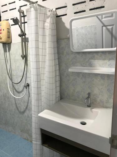 瑤海灘的住宿－幸福感平房酒店，一间带水槽和淋浴的浴室