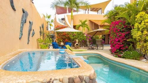 una piscina junto a un edificio con flores en Casa Kootenay Waterfront Bnb, en La Paz