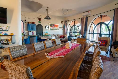 una sala de estar con una gran mesa de madera y sillas en Casa Kootenay Waterfront Bnb, en La Paz