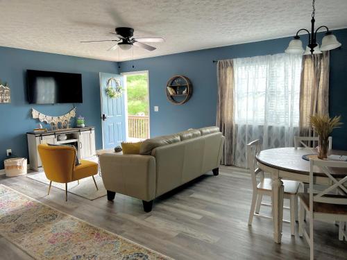uma sala de estar com um sofá e uma mesa em Cozy house near Douglas Lake Family and Pet friendly Quiet location em Sevierville