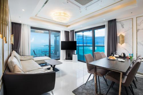 Гостиная зона в Utop Marina Hotel & Resort
