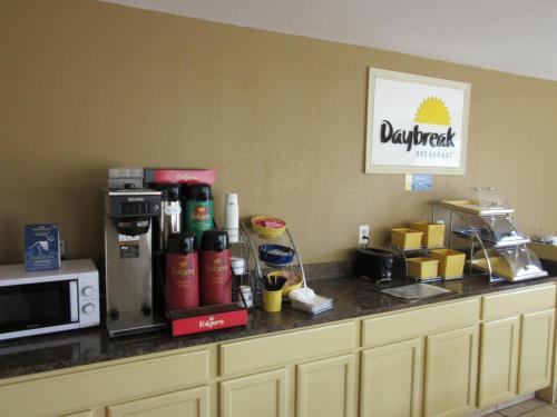 Принадлежности для чая и кофе в Days Inn by Wyndham Augusta Wheeler Road