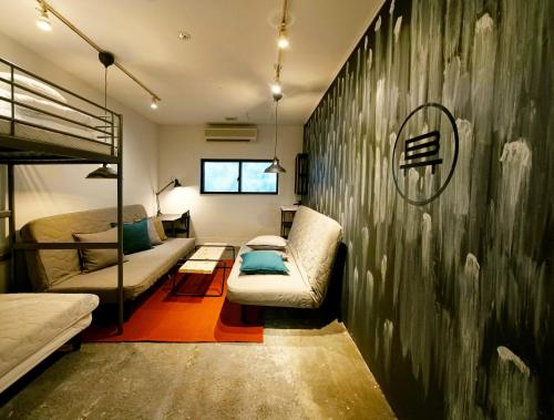 鎌倉市にあるBENCHの二段ベッドとソファが備わる客室です。