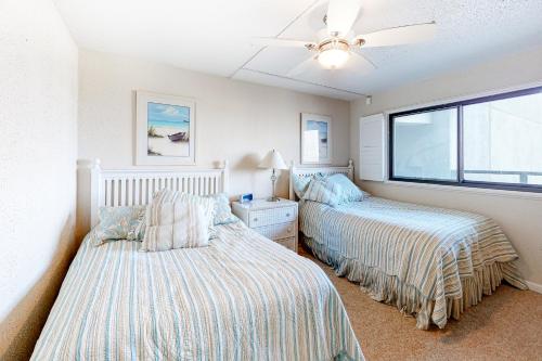 um quarto com 2 camas e uma janela em Golden Sands 1208 em Ocean City