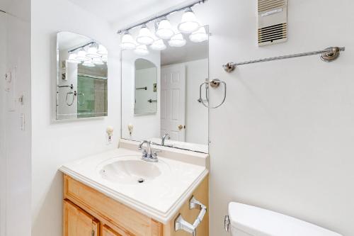 uma casa de banho com um lavatório e um espelho em Golden Sands 1208 em Ocean City