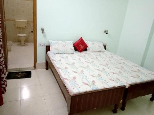 Ένα ή περισσότερα κρεβάτια σε δωμάτιο στο KIRAN GUEST HOUSE