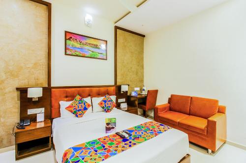 Postel nebo postele na pokoji v ubytování FabHotel Empire Suite - Nr Mumbai International Airport