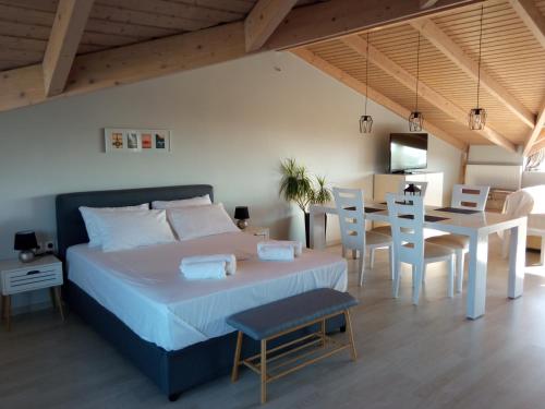 1 dormitorio con 1 cama, mesa y sillas en Loft, en Kourouta