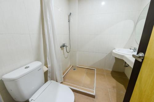 a bathroom with a toilet and a sink at RedDoorz at Brother Homestay Kupang in Kupang