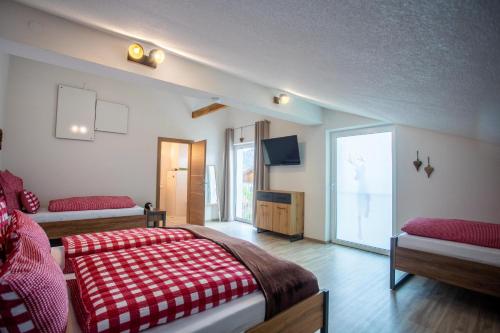 een slaapkamer met 2 bedden en een televisie in een kamer bij Ferienwohnung Hoamat in Reutte