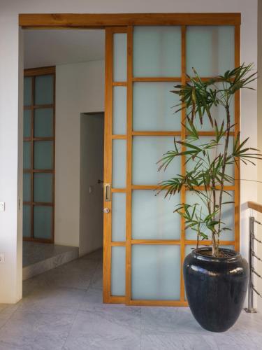 Galería fotográfica de Villa Utamaro Gerupuk, Private Villa For 6-11 Pax en Bumbang