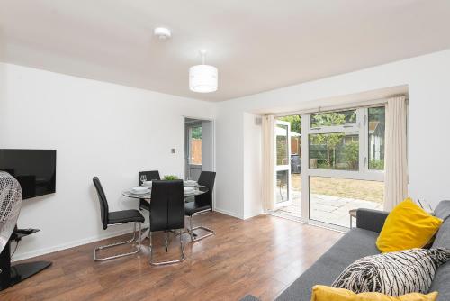 Skyvillion - STEVENAGE Spacious 2BED HOUSE with Garden & Parking, WiFi