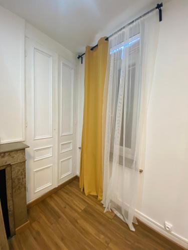 une chambre avec une fenêtre et un rideau dans l'établissement RDC Cozy Central Flat/Free Parking, à Boulogne-sur-Mer