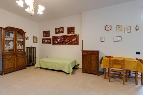 een woonkamer met een bed en een tafel bij Casa Vacanze Maria in Bosa