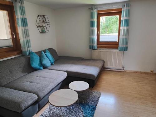 ein Wohnzimmer mit einem Sofa und 2 Tischen in der Unterkunft Apartment in Niedernsill with Private Terrace in Niedernsill