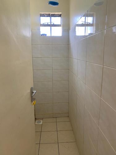 bagno con box doccia e finestra di CEECEE’S HAVEN a Paulo