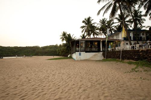 a house on the beach with a sandy beach at Joets Guesthouse in Bogmolo
