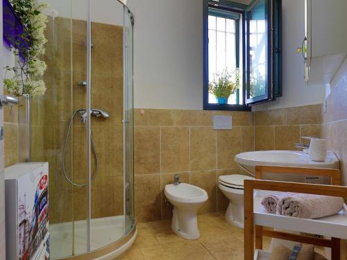 een badkamer met een douche, een toilet en een wastafel bij Casa Barzò - surrounded by olive trees in Salve