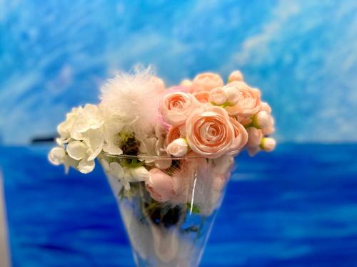a vase filled with pink roses and other flowers at Tribus Boutique Hotel in Torre Annunziata