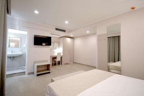 Cette chambre comprend un lit et un lavabo. dans l'établissement Hotel Residence Il Gabbiano, à Cirò Marina