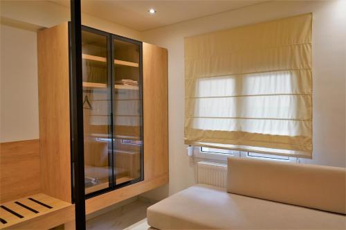 sala de estar con ventana y sofá en Estilo luxury apartment en Kavala