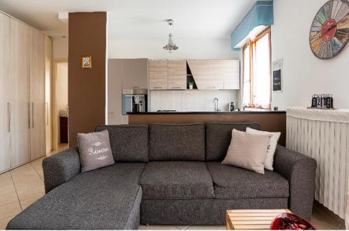 salon z kanapą i kuchnią w obiekcie Casti - Appartamento MM3 Comasina w Mediolanie