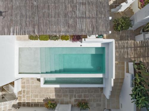 an overhead view of a swimming pool in a house at Relais Corte Palmieri & Il Chiostro - Residenza d'epoca in Gallipoli