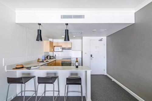 Bird's Eye Views from Chic Harbourside Abode – Photos 4