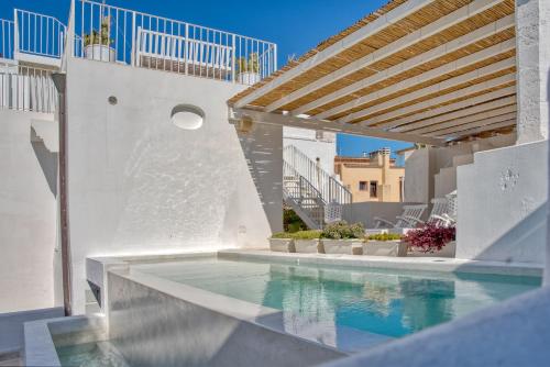 a swimming pool in the middle of a building at Relais Corte Palmieri & Il Chiostro - Residenza d'epoca in Gallipoli