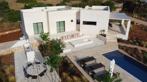 Marina di Leuca的住宿－Villa CREA，享有白色房屋空中美景,设有游泳池