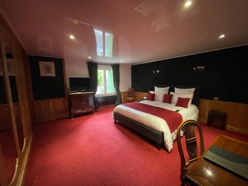 - une chambre avec un grand lit et un tapis rouge dans l'établissement Domaine du Clos Pallacien, à Paillé
