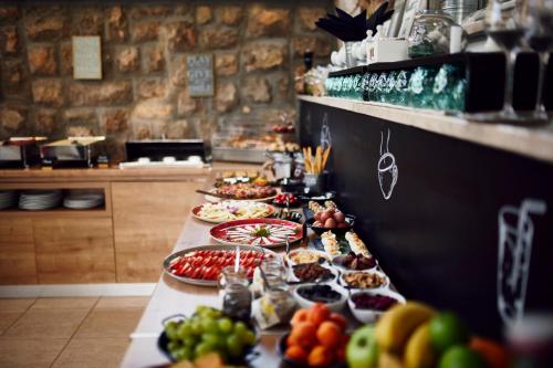 uma linha de buffet com muitos tipos diferentes de alimentos em Hotel Villa Eugenia em Lovran