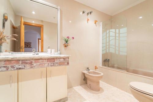 a bathroom with a toilet and a sink and a shower at IDEAL para VERANO con PISCINA e INVIERNO con COCINA de LEÑA in La Mata