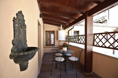 een kamer met een tafel en stoelen op een balkon bij Casa Maggie in LʼAquila