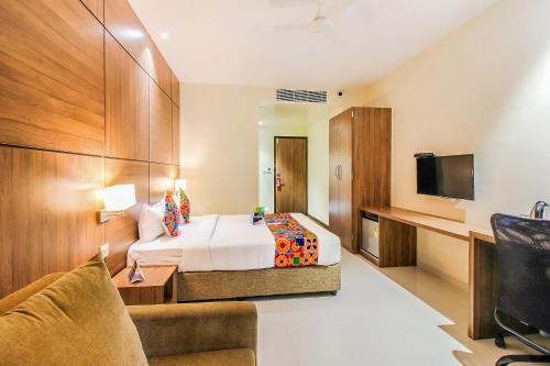TV a/nebo společenská místnost v ubytování FabHotel RK International - Nr Mumbai International Airport