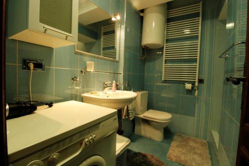 bagno blu con lavandino e servizi igienici di VIS desire a Vis