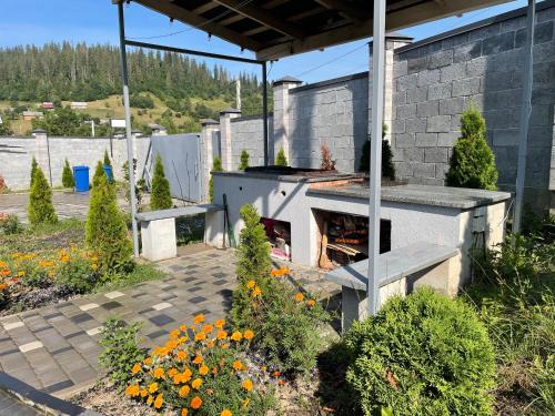 Prostir 65 في سلافسكي: فرن بيتزا خارجي في حديقة مليئة بالزهور