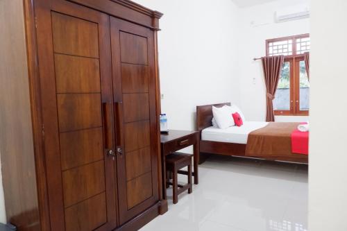 Katil atau katil-katil dalam bilik di Reddoorz at Bale Eja Syariah Senggigi