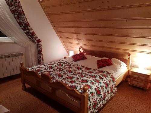 En eller flere senge i et værelse på Willa Polakówka