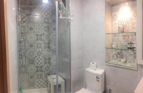 un baño con ducha y WC en Aryam Room, en Rabat