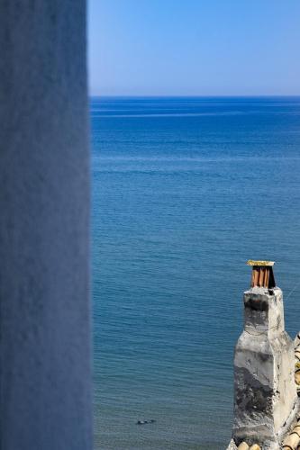 a view of the ocean from the beach at Terrazza Grecale in Rodi Garganico