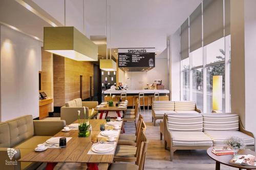 ห้องอาหารหรือที่รับประทานอาหารของ d'primahotel Tangerang