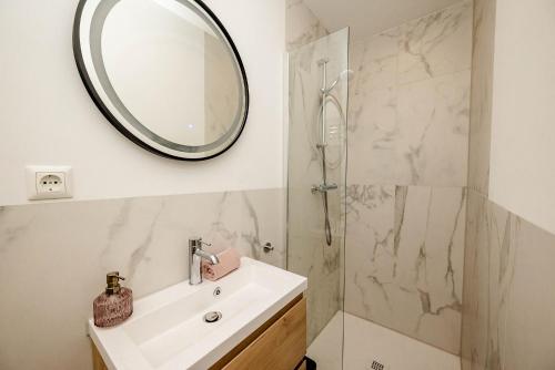 ザントフォールトにあるAmsterdam Beach Apartment 52の洗面台と鏡のあるバスルーム