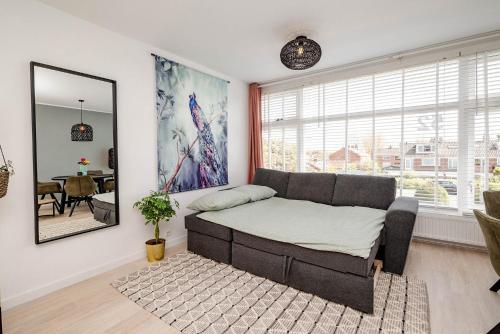 een slaapkamer met een bed en een groot raam bij Amsterdam Beach Apartment 52 in Zandvoort
