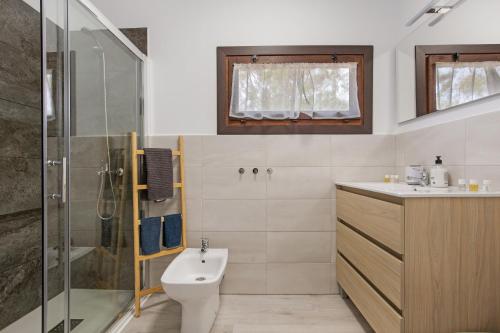 a bathroom with a shower and a toilet and a sink at Gmar House relax y naturaleza in Parque Holandes