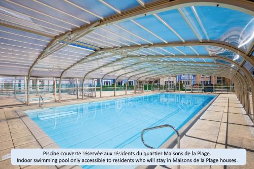 a large swimming pool with an open ceiling at Village Pierre & Vacances Belle Dune in Fort-Mahon-Plage