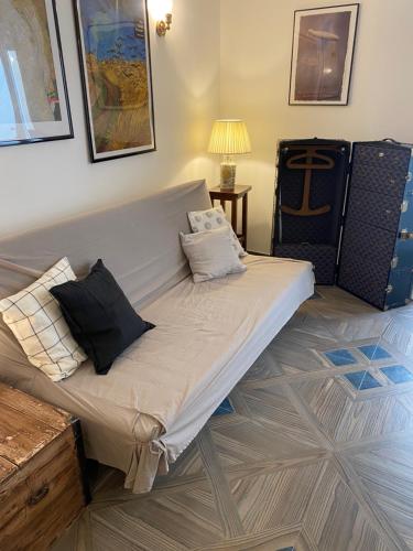 un sofá en una sala de estar con almohadas en Suite Donna Vita, en Martina Franca